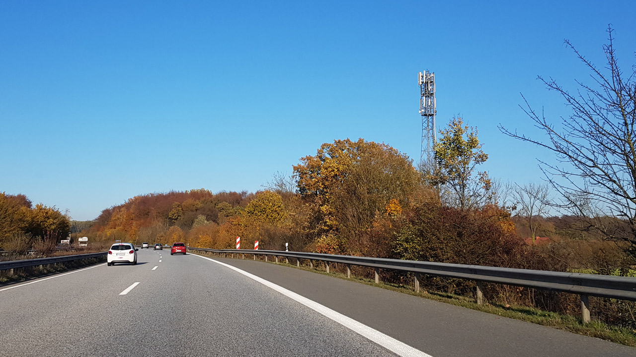 Mobilfunk-Antenne-Autobahn-Herbst-141245-1280x720.jpg