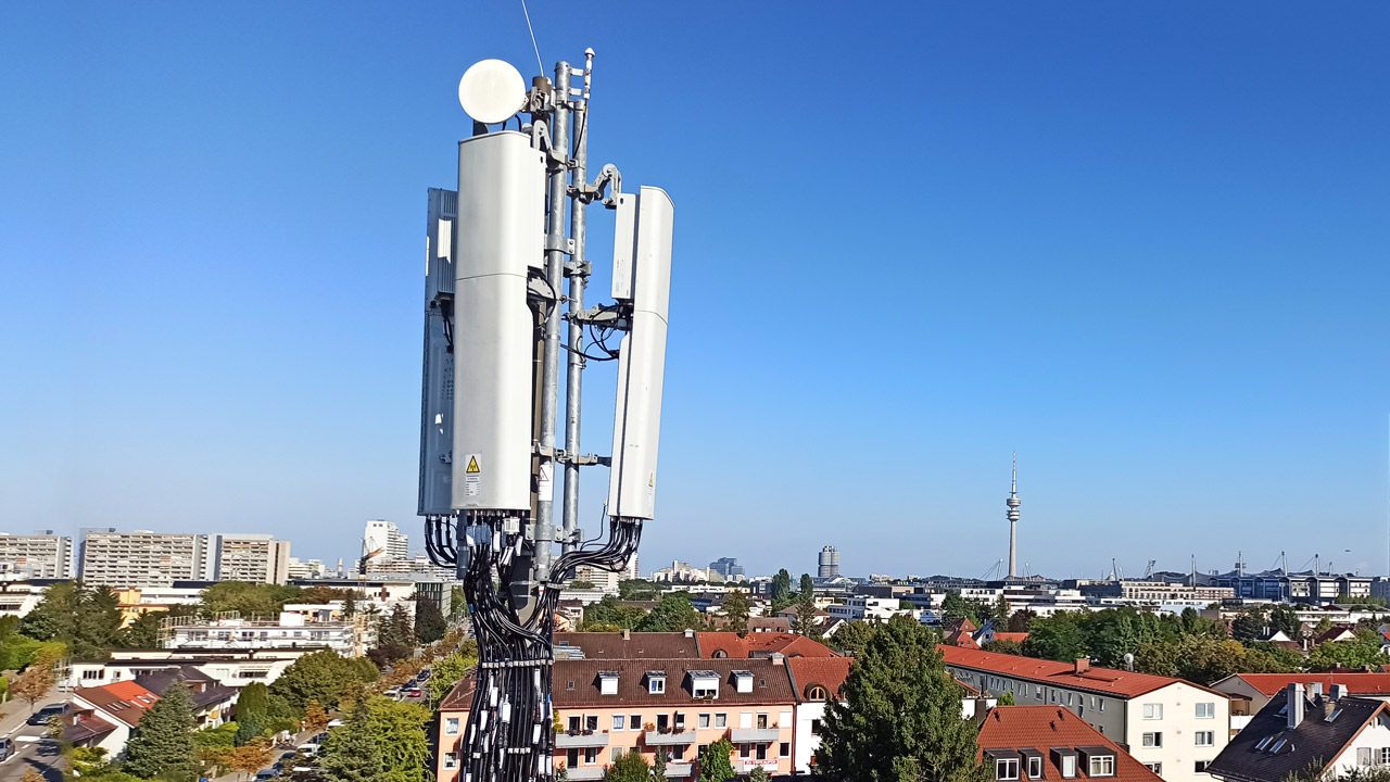 5G-Antennen auf der Oberseite des Hauses. Antennen und Sender auf