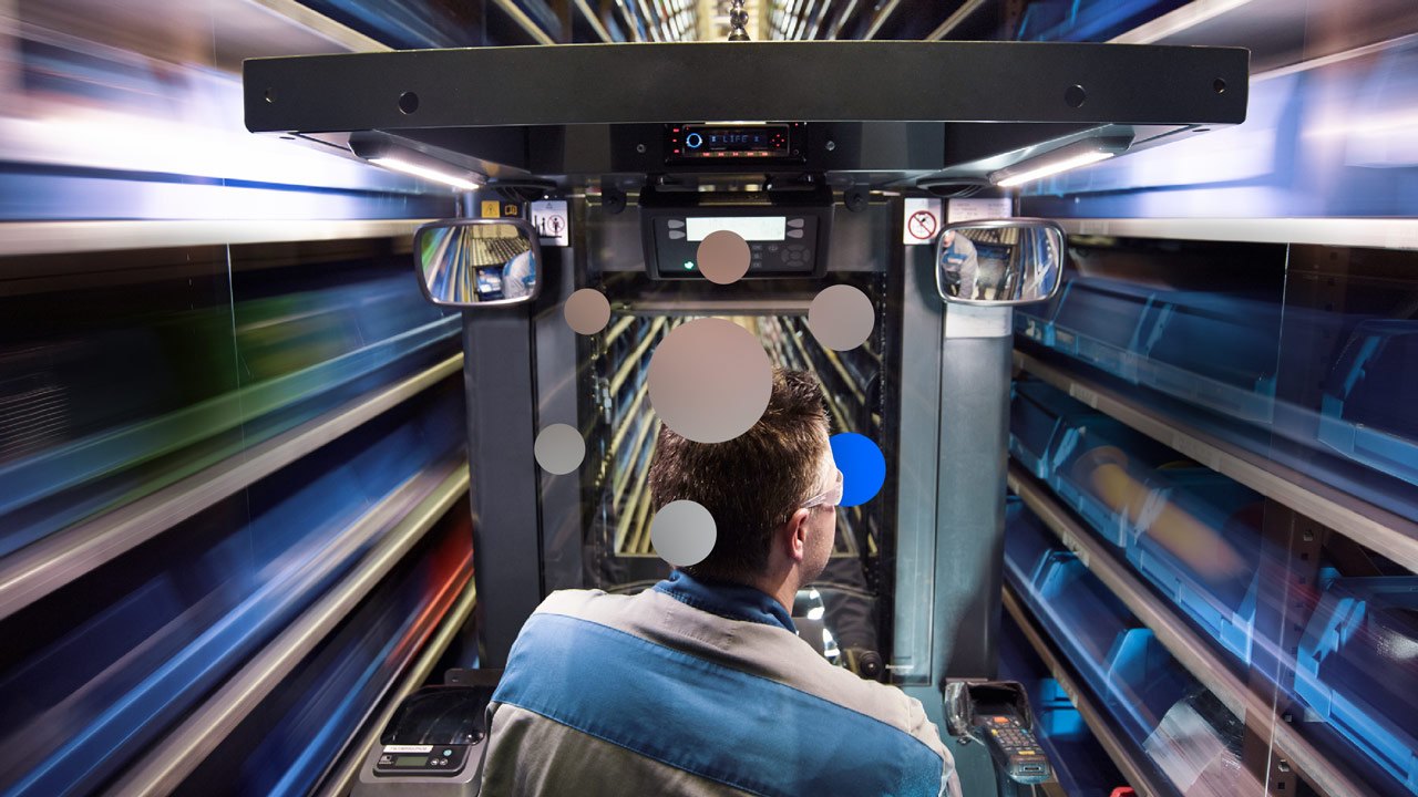 Person fährt mit einem Gabelstapler durchs Lager.