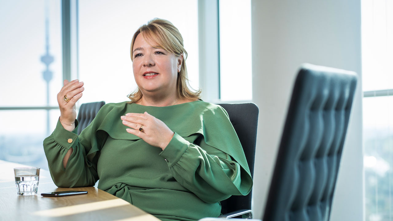 Klick aufs Bild startet JPG-Download: Valentina Daiber Nahaufnahme Gespräch