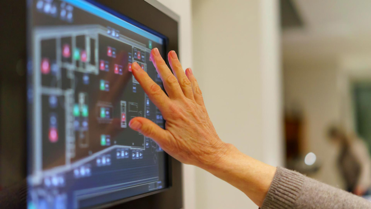 Hand berührt Touchscreen