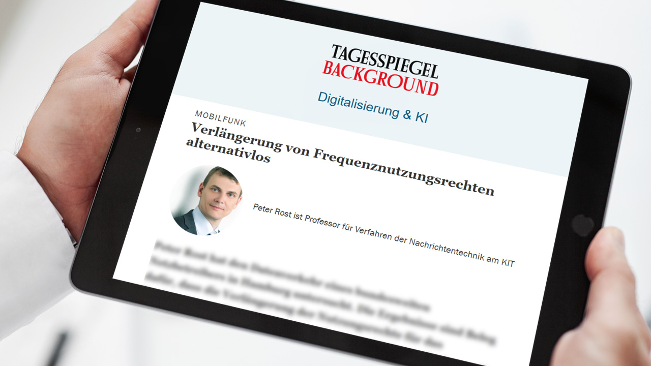 Person hält iPad in der Hand. Auf dem Screen ist der Tagesspiegel Standpunkt von Professor Peter Rost geöffnet.