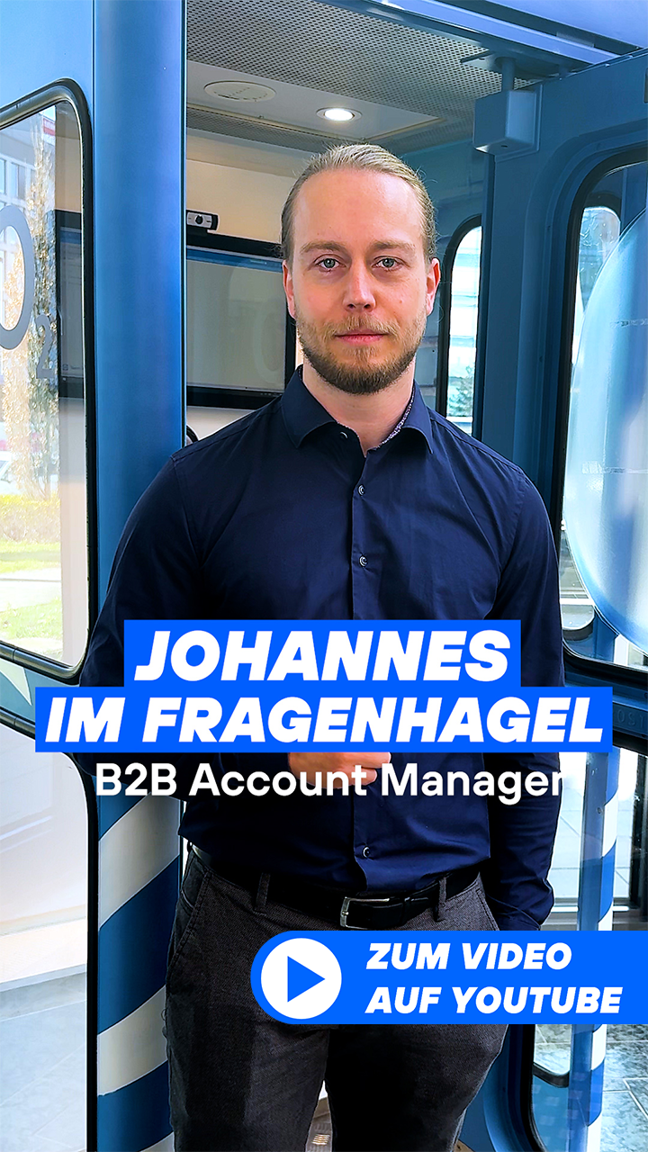 Johannes steht mit Mikrofon in der Düsseldorfer Lobby vor der Telefonzelle