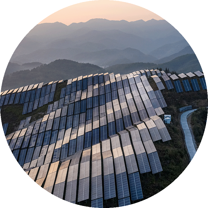 Luftaufnahme eines Solarkraftwerks in hügeliger Umgebung