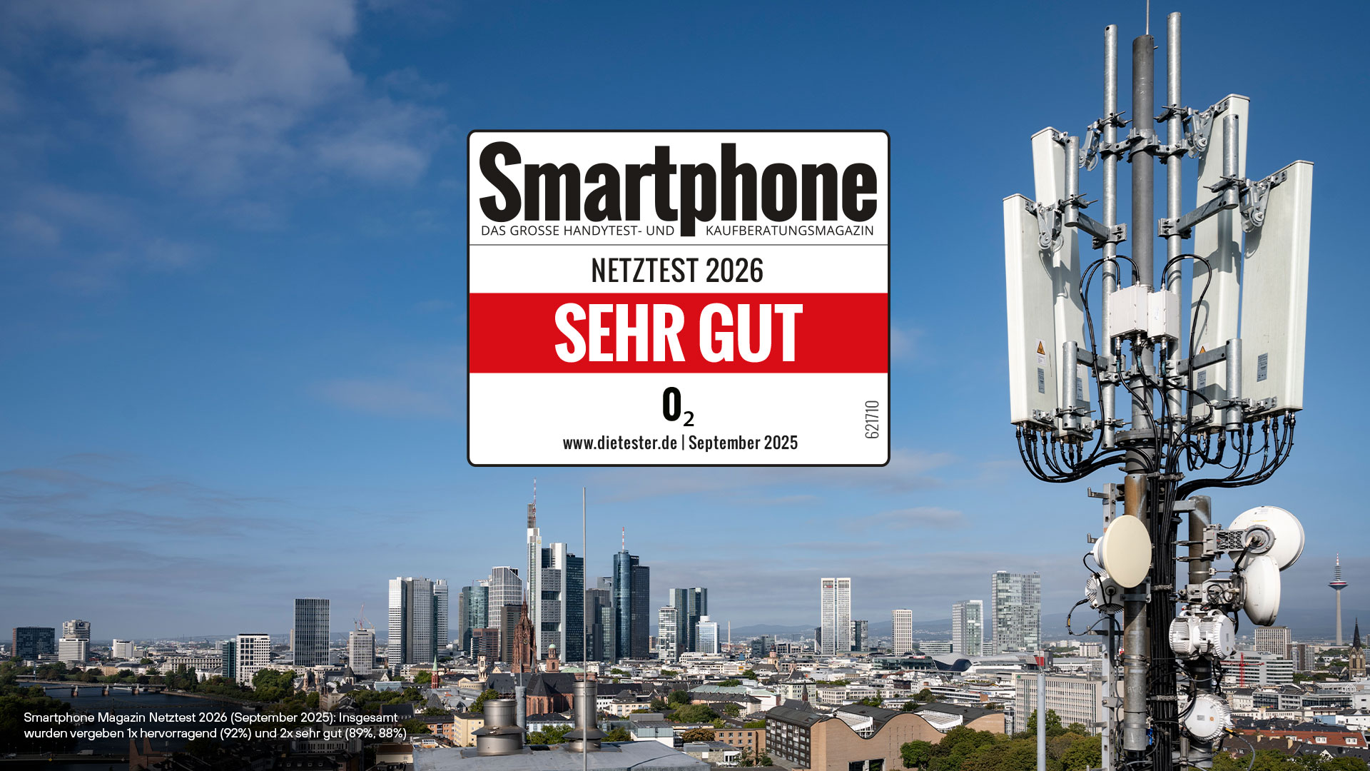 Nahaufnahme einer Mobilfunkantenne in Frankfurt am Main. Daneben ist das Siegel des Smartphone Magazins zum Netztest 2025 abgebildet mit der Bewertung &quot;sehr gut&quot;