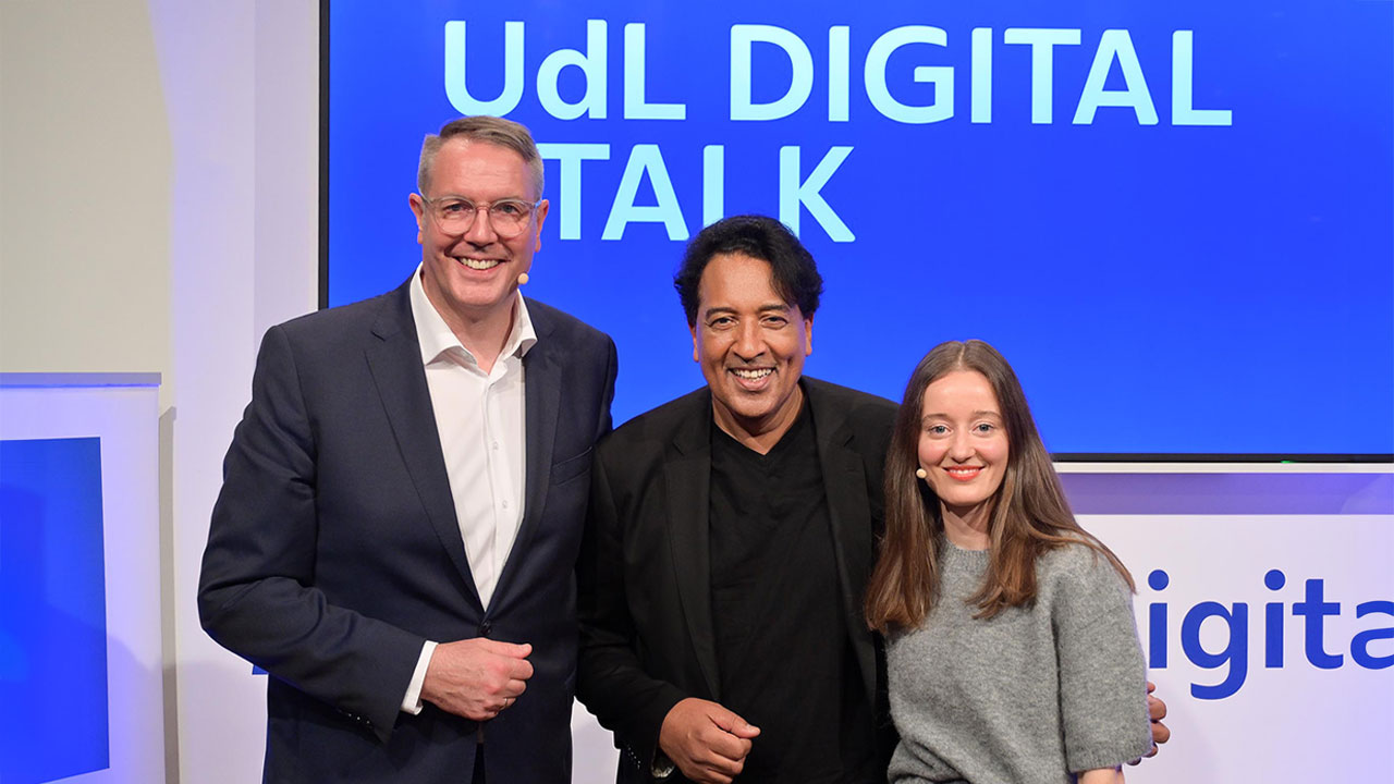 Alexander Schweitzer, Cherno Jobatey und Lena Weirauch beim UdL Digital Talk. Link führt zum Flickr Album.