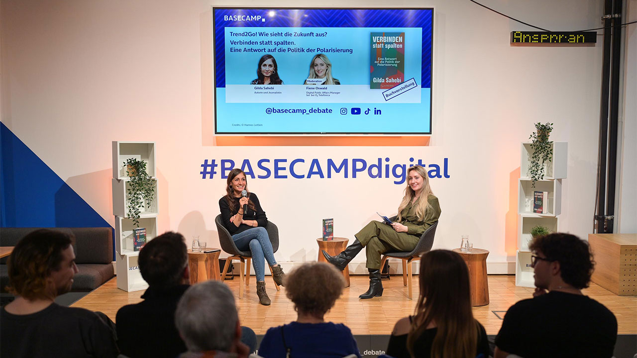 Gilda Sahebi und Fiene Oswald beim BASECAMP Trend2Go! Event. Link führt zum Flickr Album.