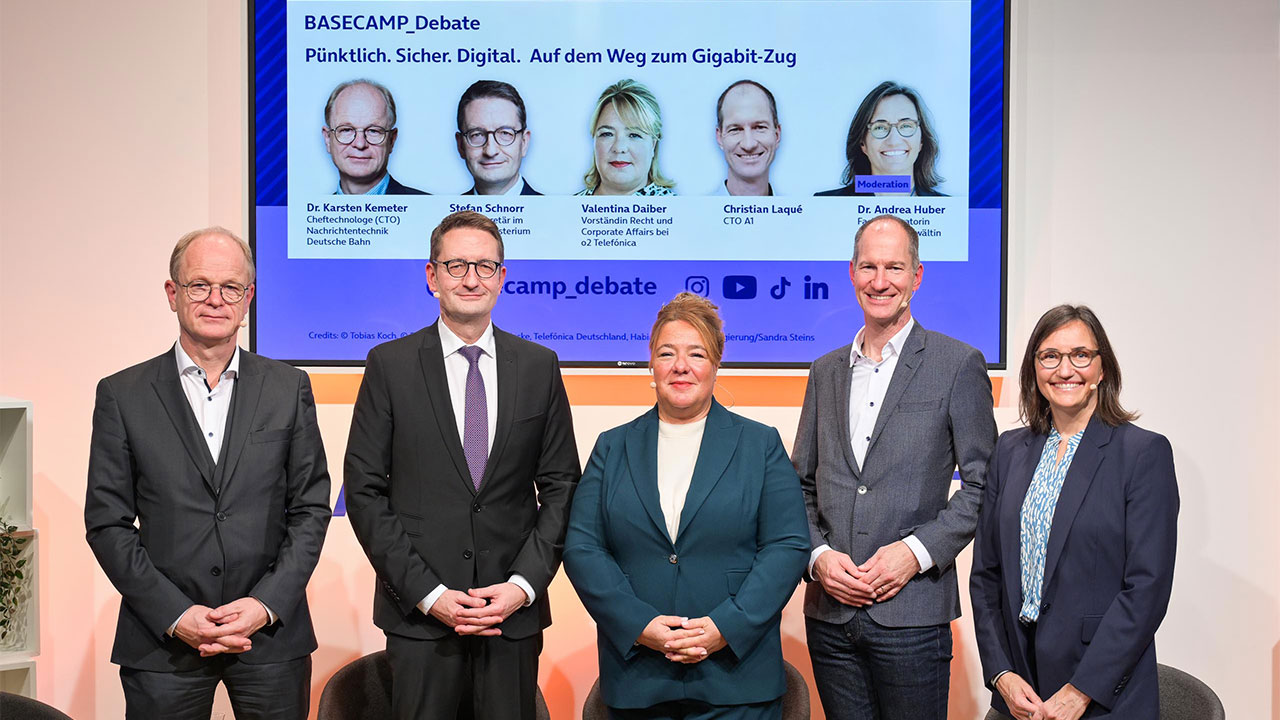 Dr. Karsten Kemeter, Stefan Schnorr, Valentina Daiber, Christian Laqué und Dr. Andrea Huber beim BASECAMP_Debate Event. Link führt zum Flickr Album.