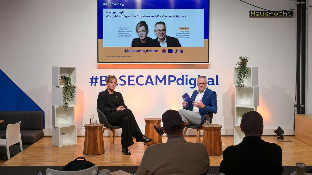 Mona Neubaur und Jörg Borm beim BASECAMP Nachgefragt! Event. Link führt zum Flickr Album.