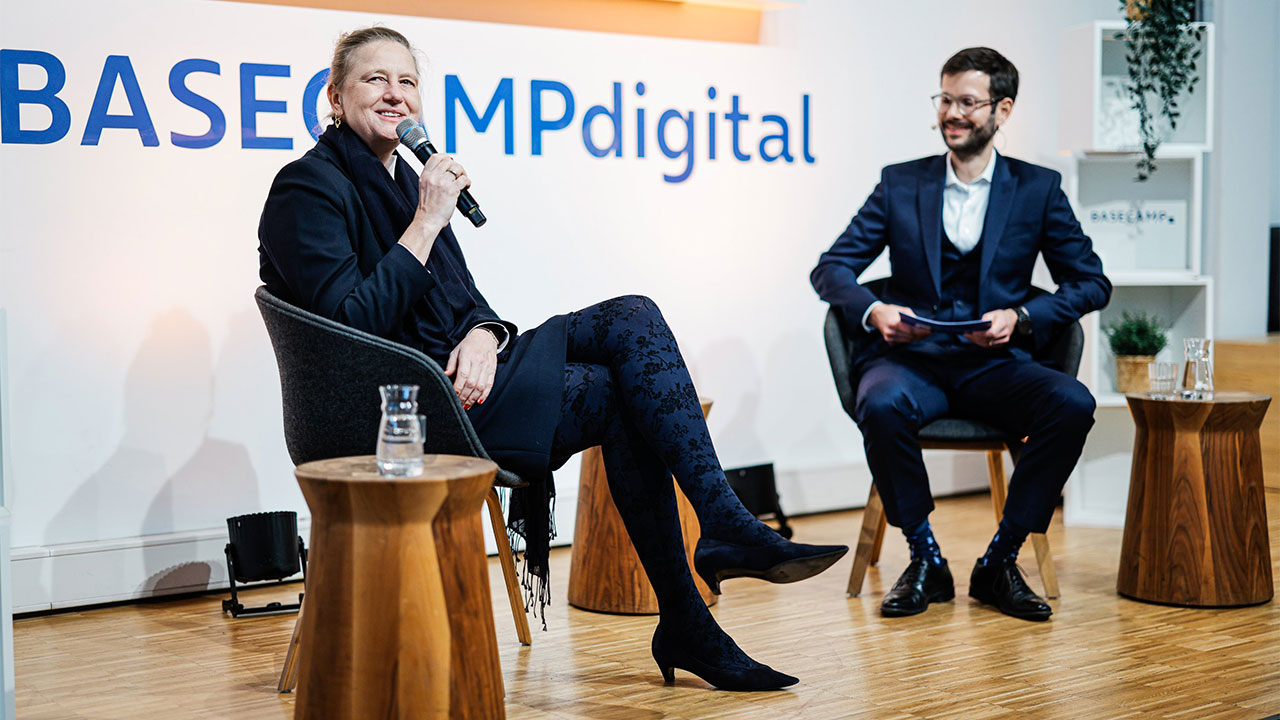 Prof. Dr. Luise Hölscher und Philippe Gröschel beim BASECAMP Nachgefragt! Event. Link führt zum Flickr Album.