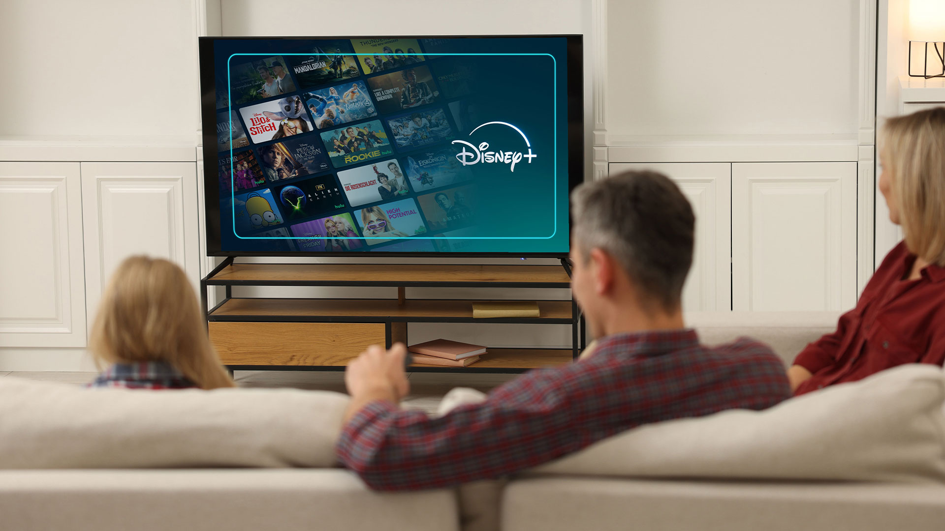 Familie auf dem Sofa schaut o2 TV