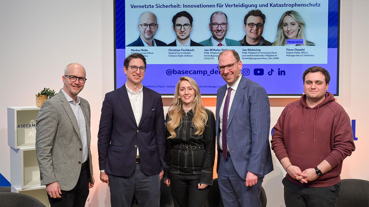 Markus Rolle, Christian Fischbach, Fiene Oswald, Jan-Wilhelm Pohlmann und Jan Köstering bei der BASECAMP_Debate Veranstaltung. Link führt zum Flickr Album.