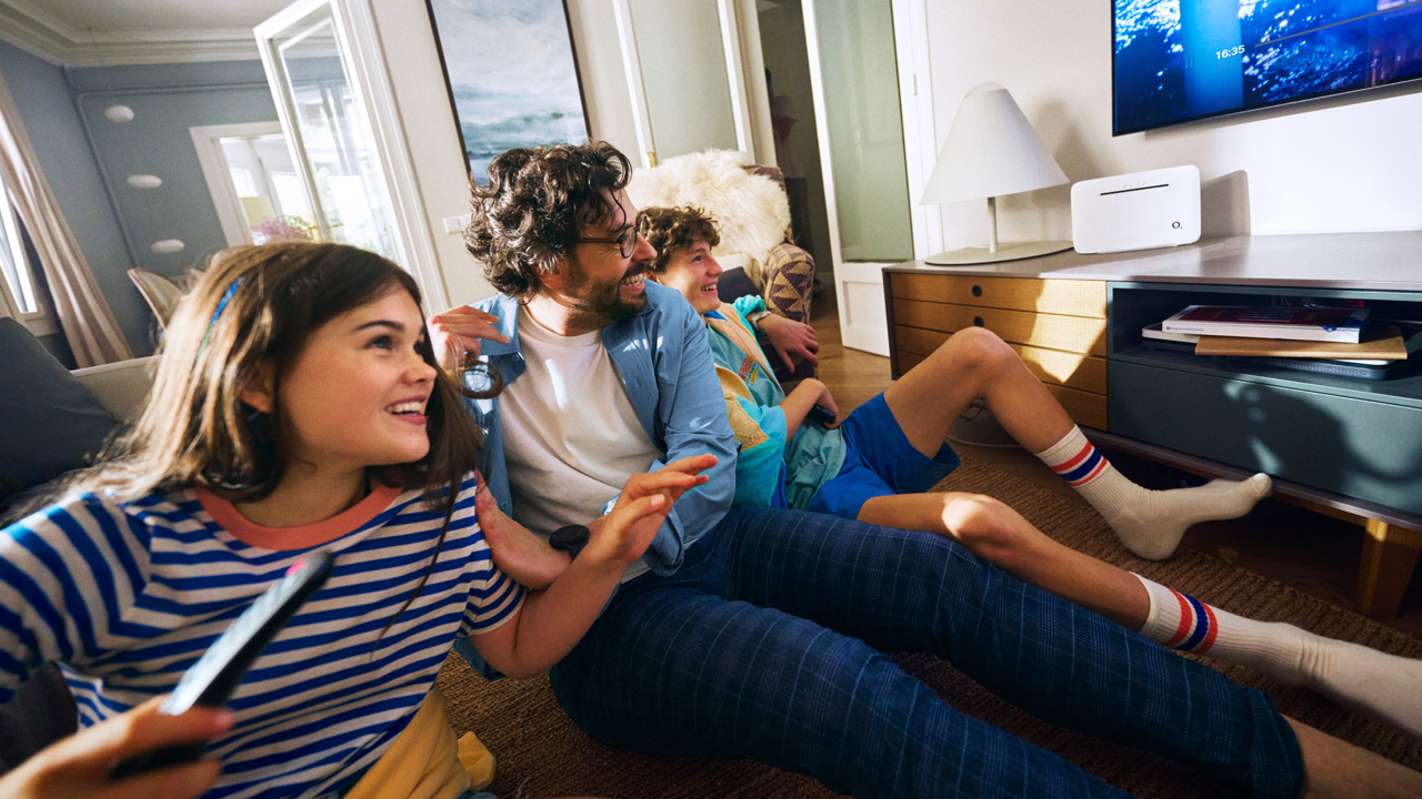 Familie beim TV Streaming