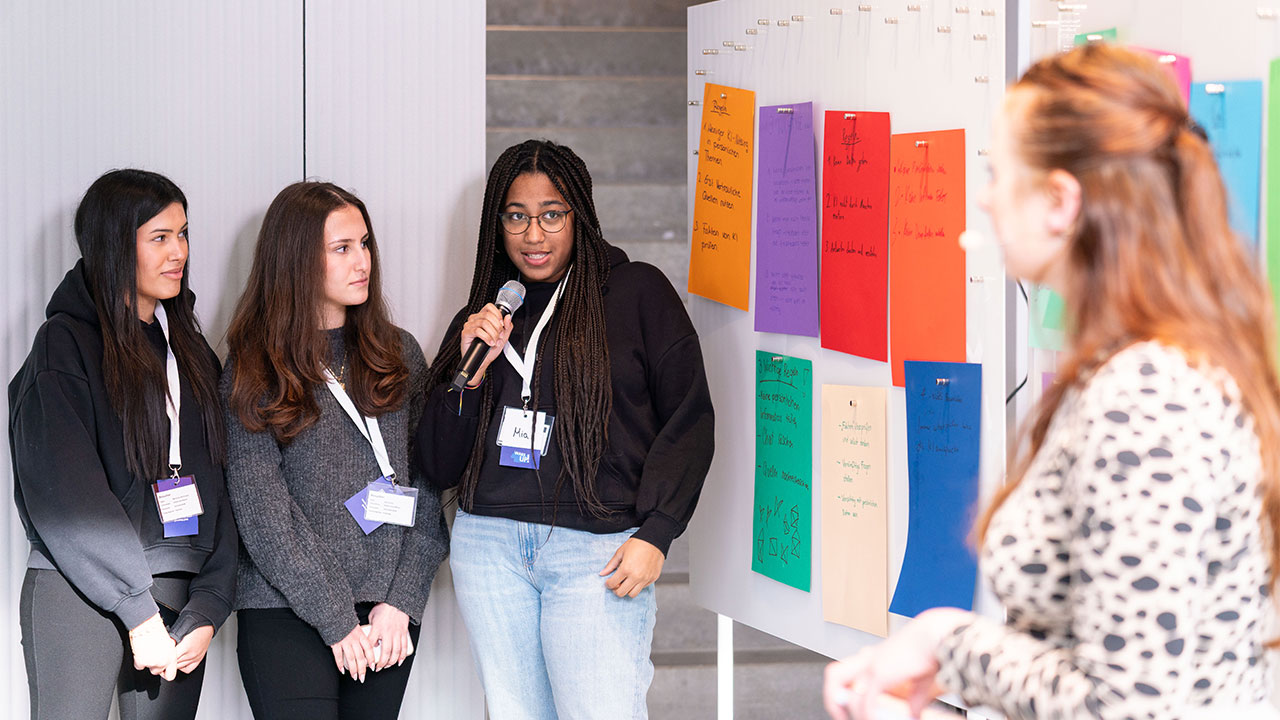 Schülerinnen präsentieren einen KI-Kompass für Gleichaltrige