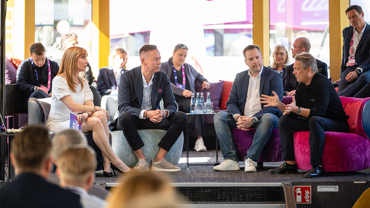 Chelsea Spieker, Andreas Schönfeld, Peter Debus und Uwe Fischer beim o2 Business Expert Talk. Link führt zum Flickr Album.