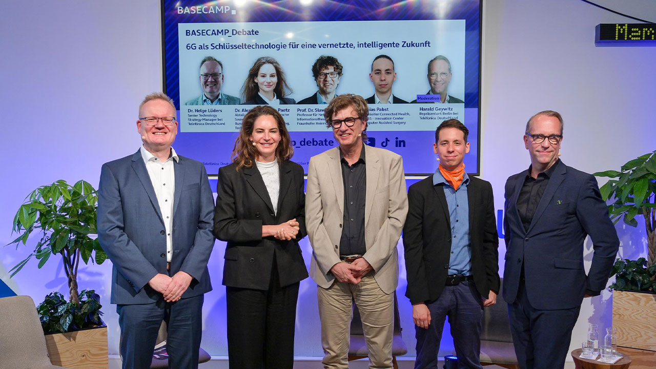 Dr. Helge Lüders, Dr. Alexandra-Gwyn Paetz, Prof. Dr. Slawomir Stanczak, Tobias Pabst und Harald Geywitz beim BASECAMP_Deabte Event. Link führt zum Flickr Album.