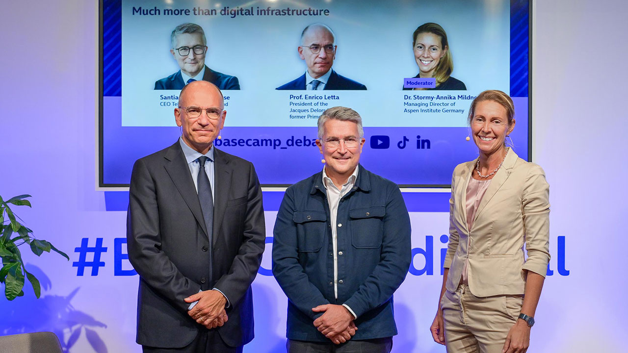 Prof. Enrico Letta, Santiago Argelich Hesse und Dr. Stormy Annika Mildner beim BASECAMP_Debate Event. Link führt zum Flickr Album.