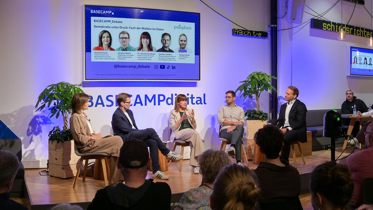 Elisabeth Kaiser, Christian Bollert, Dr. Julia Reuschenbach, Cornelius Helmert und Philipp Sälhoff beim BASECAMP_Deabte Event. Link führt zum Flickr Album.