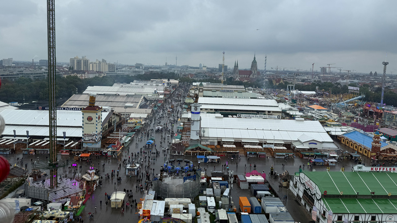 Blick aus dem Riesenrad auf die Wiesn