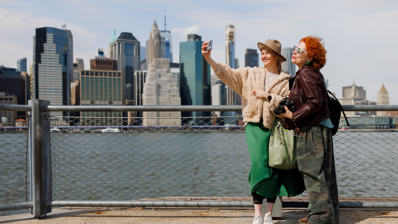 Touristen machen Selfies vor der Skyline in Manhattan