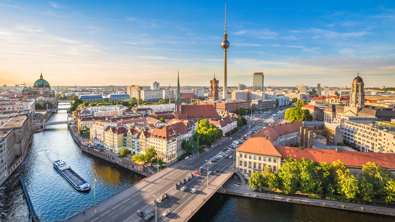 Berlin Skyline mit Spree bei Sonnenuntergang