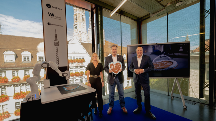 O2 Germany Ceo Markus Söder testet 5G-Roboter bei Wayra: Ministerpräsident feiert 10 ...
